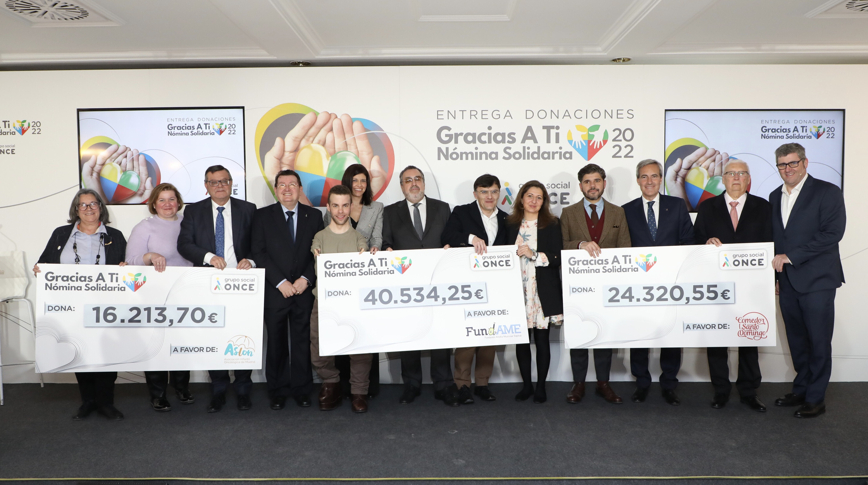 Foto de familia de la entrega de cheques de 2023