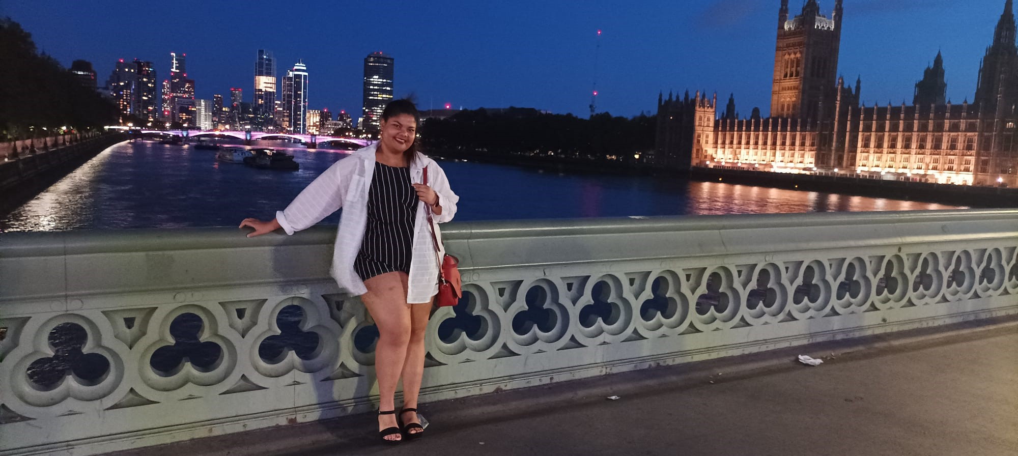 Foto de Elisabeth apoyada en una barandilla con el Támesis al fondo 