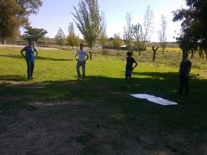 J.C haciendo ejercicio físico al aire libre con más personas