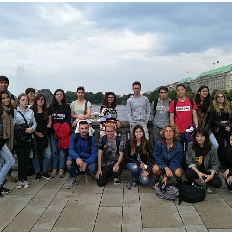 María con un grupo de estudiantes durante una excursión en Bremen