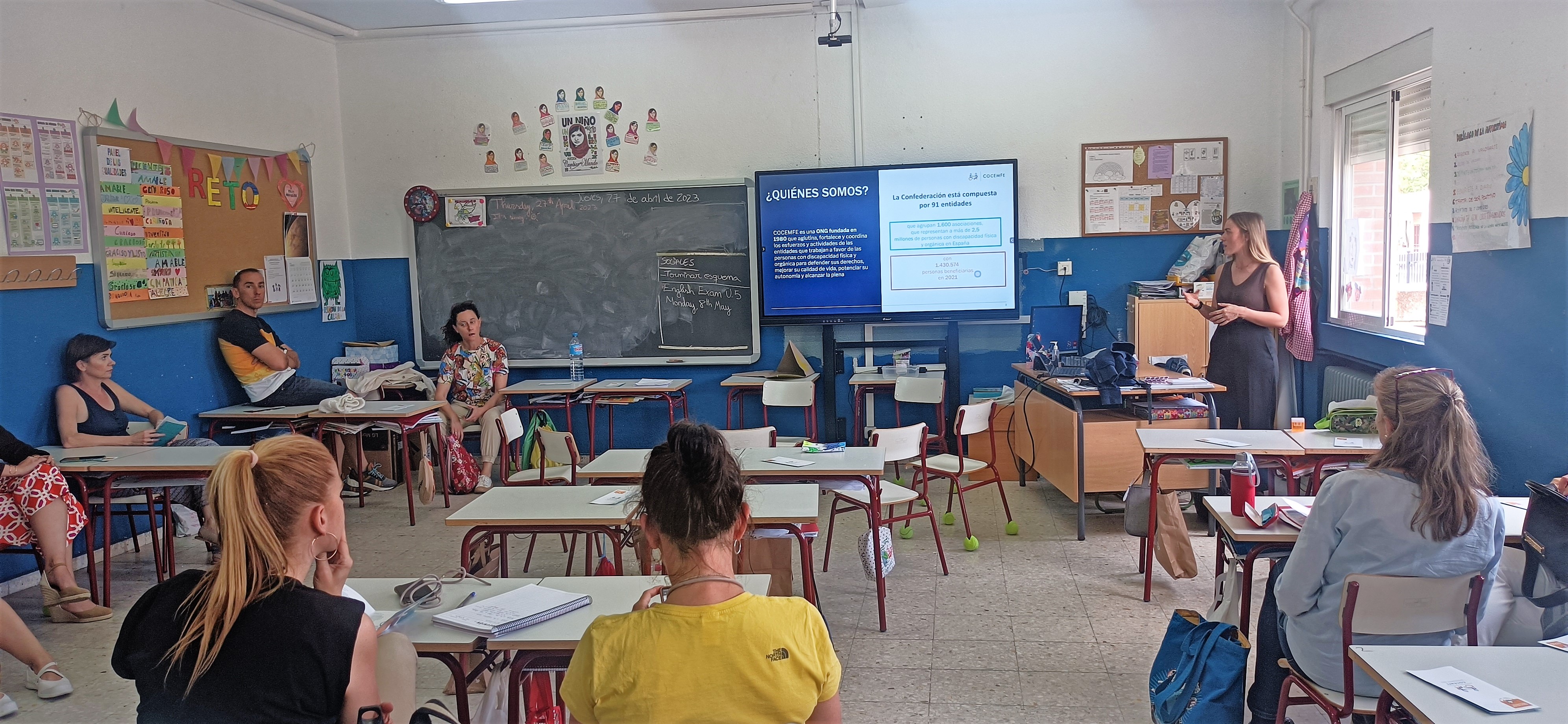Foto de aula en la que se ve a adultos en formación