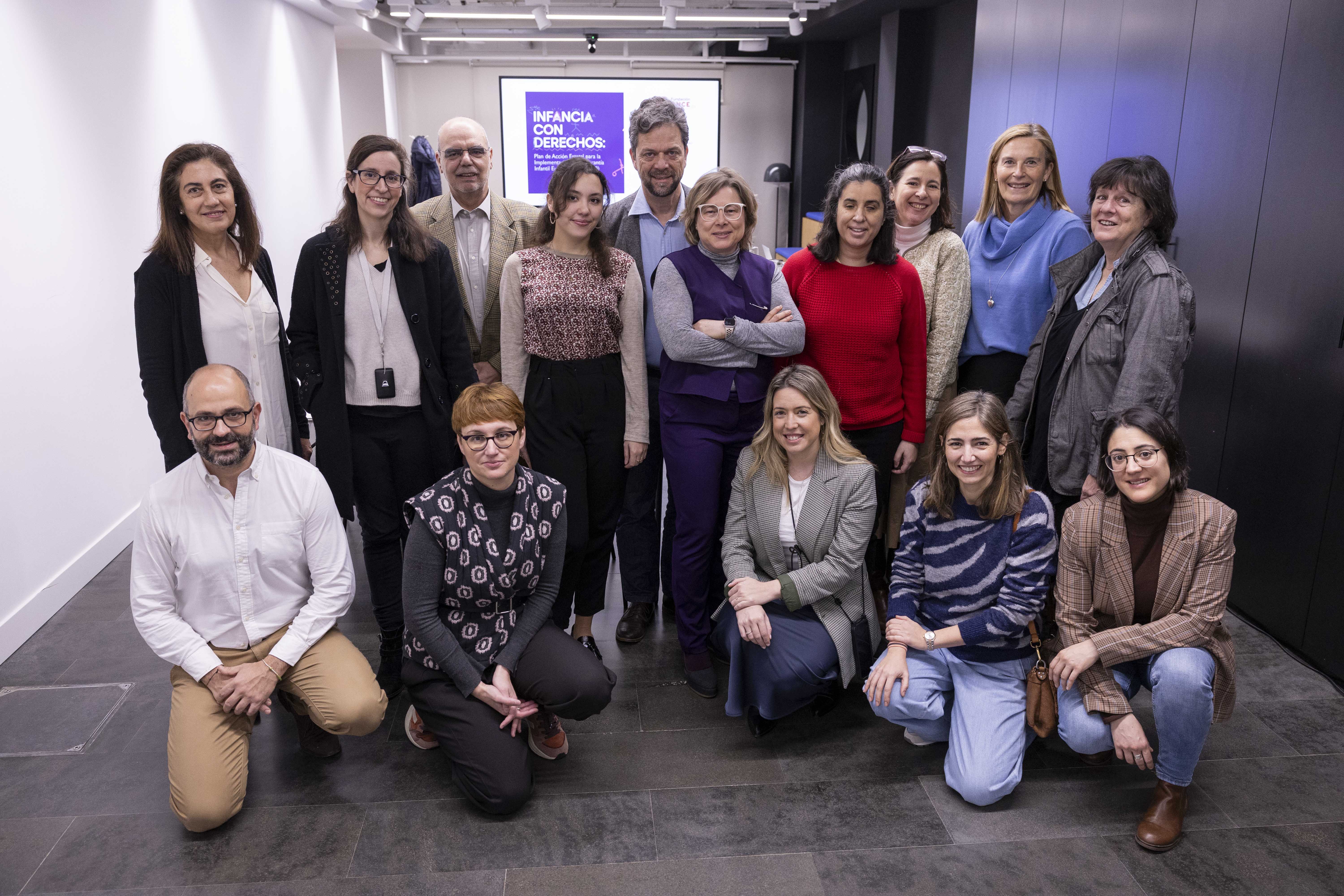 Foto de un grupo de trabajo sobre infancia en el que está Ana Sastre
