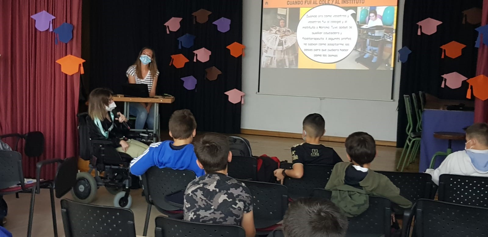 Patricia e Isabel en la charla con el alumnado de 5º de Educación Primaria