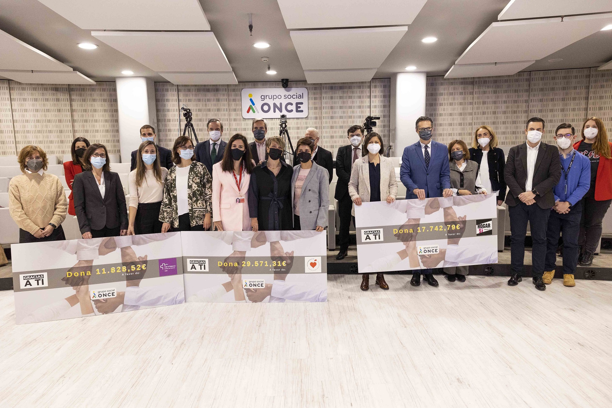Foto de familia de la entrega de los cheques solidarios en la última ceremonia de 'Gracias a ti'