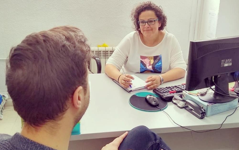 Ana atendiendo a un hombre