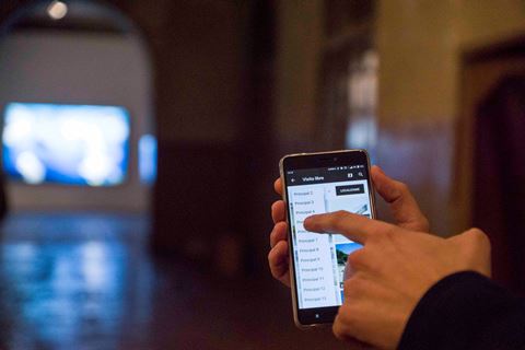Persona con discapacidad manejando la app en el móvil