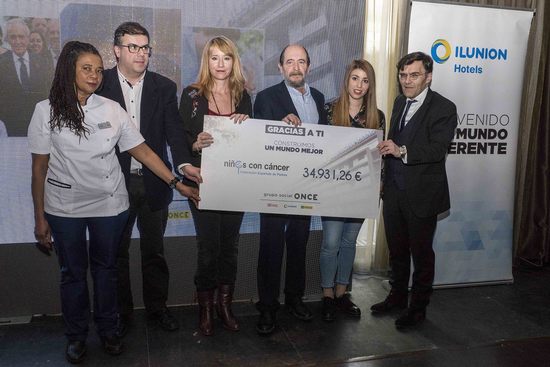 Representantes de la Federación Esapñaola de Padres de Niños con Cáncer en el acto de entrega de la recaudación