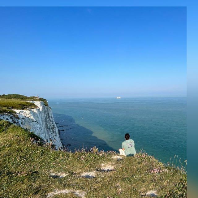 Guillermo en los acantilados de Dover al inicio de su experiencia)