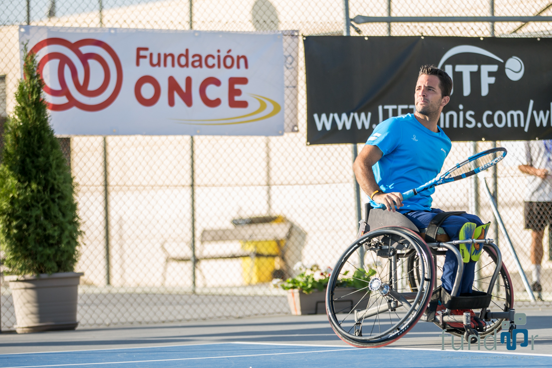 Kike jugando al tenis 