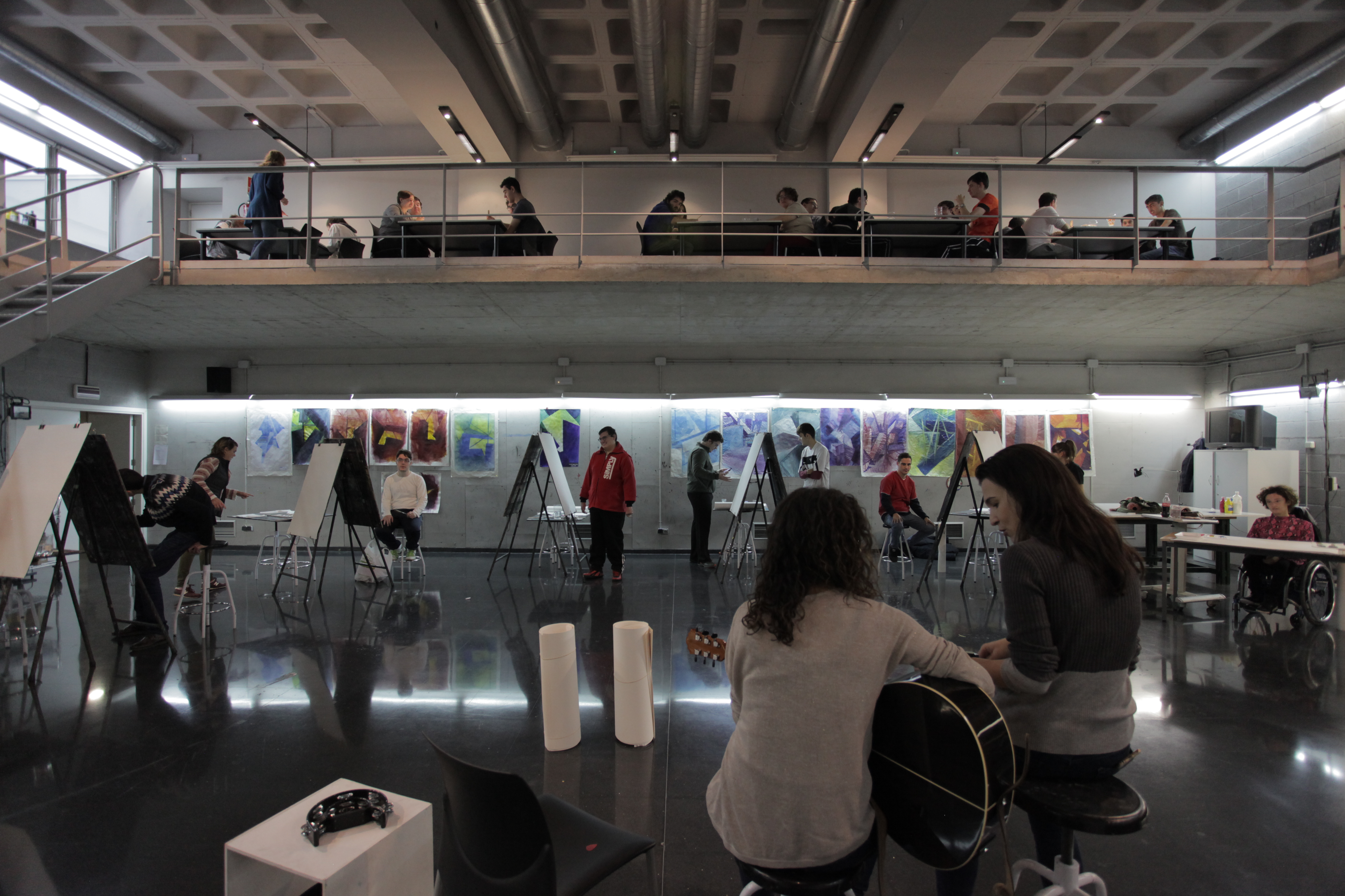 Imagen de alumnos del curso en un taller artístico 