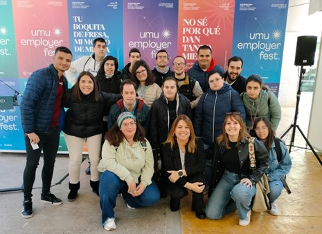 Foto de grupo en la que aparece Lucía en la UMU