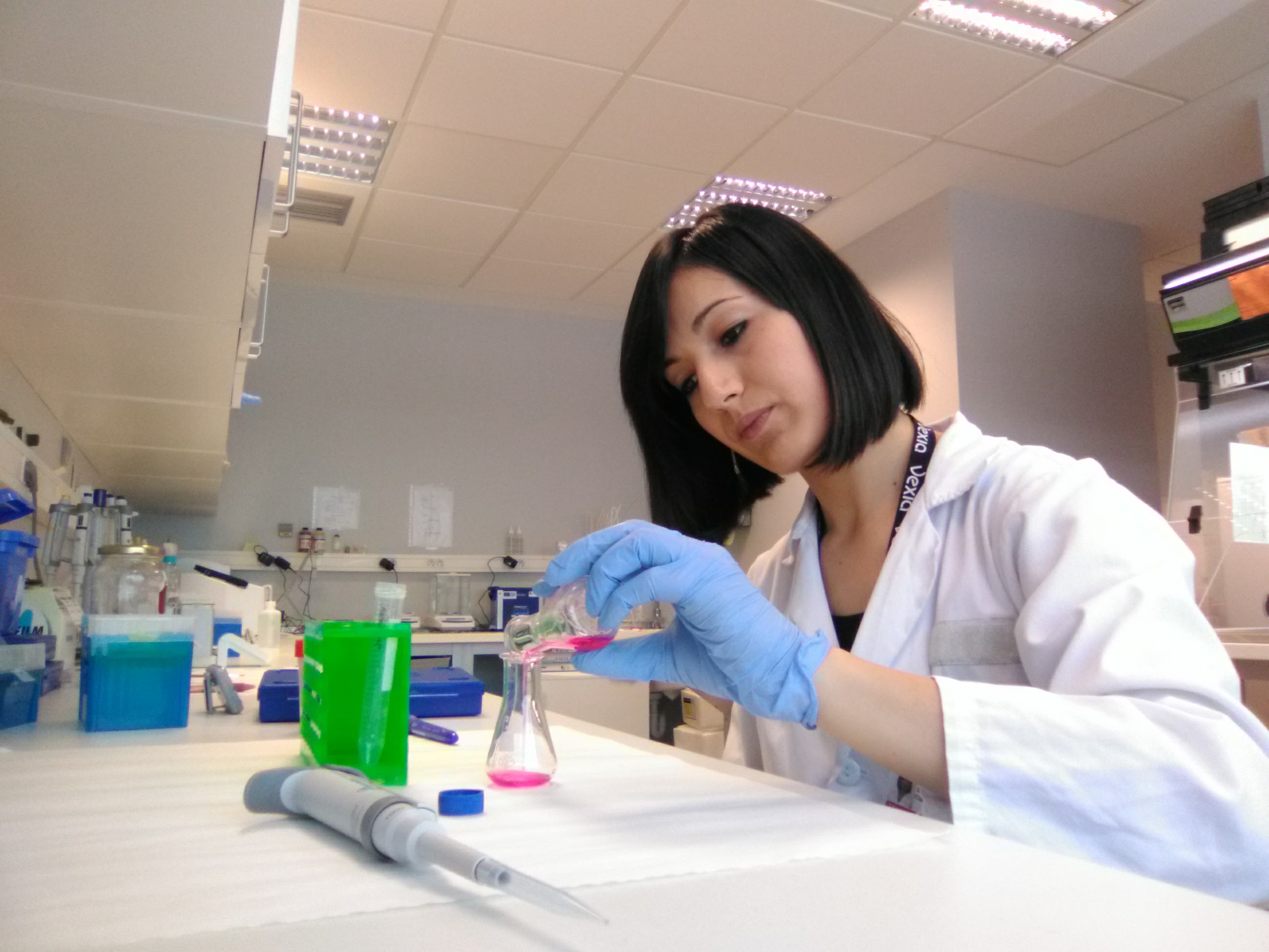 Foto de Laura en el laboratorio 
