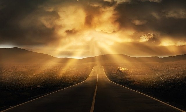 Imagen de un atardecer en una carretera desierta