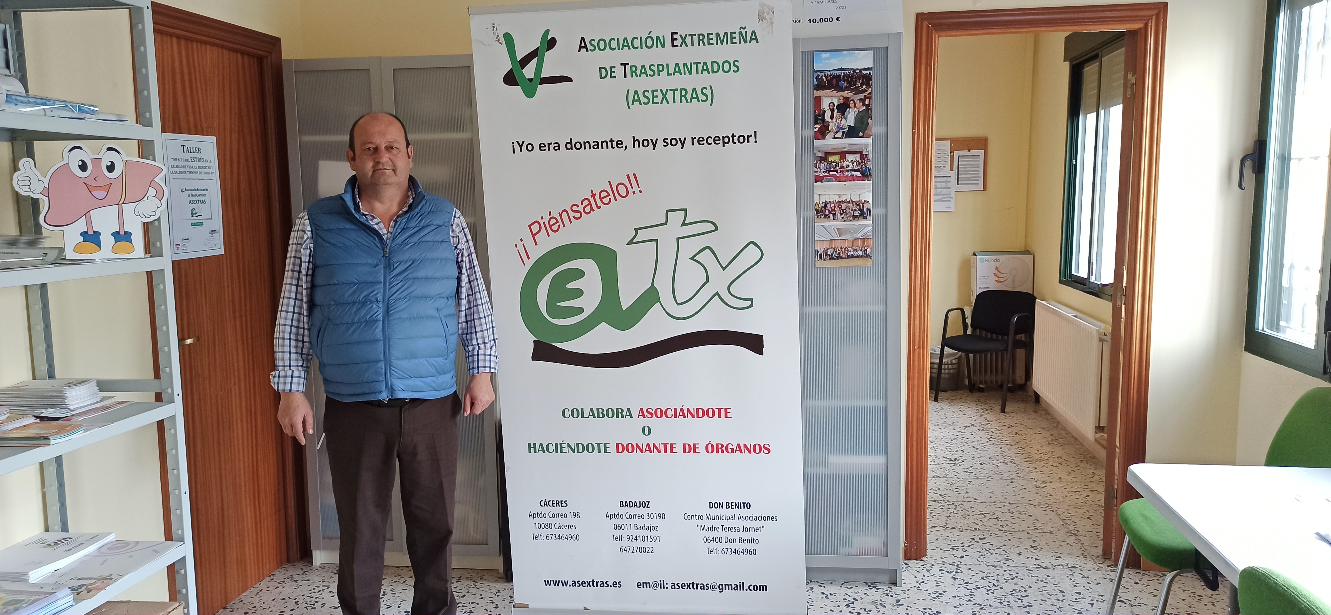 Imagen de Florenciano junto a un cartel de su asociación en el que se lee, entre otras cosas, "Yo era donante, ahora soy receptor. Piénsatelo" 