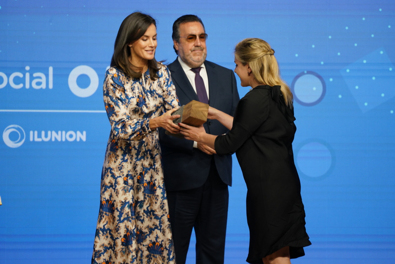 Representante e Irisbond recogiendo el galardón en la V edición de los Premios Discapnet