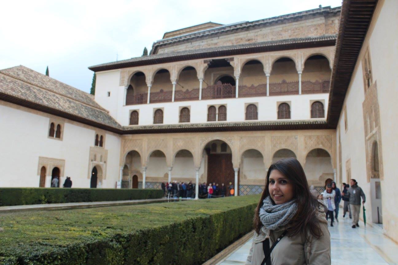 Imagen de Virginia en uno de los patios de la Alhambra de Granada