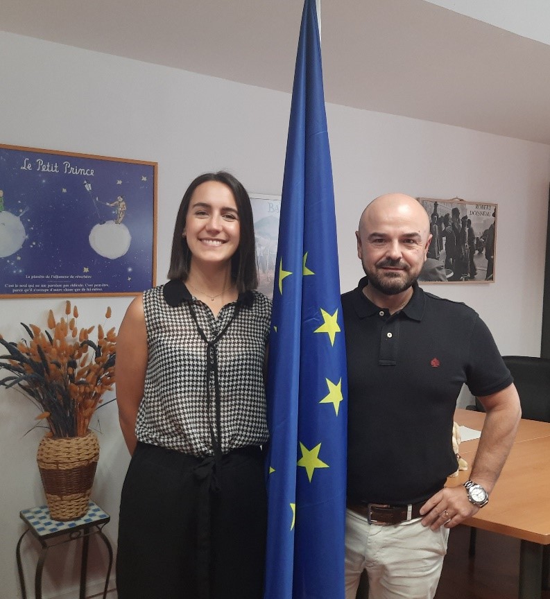 Foto de Joaquín e Iratxe a ambos lados de una bandera de la UE recogida