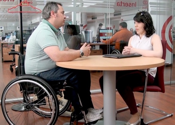 Imagen de una entrevista de trabajo a un hombre en silla de ruedas
