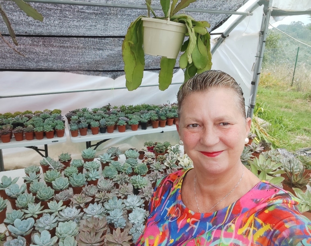 Paloma, rodeada de plantas