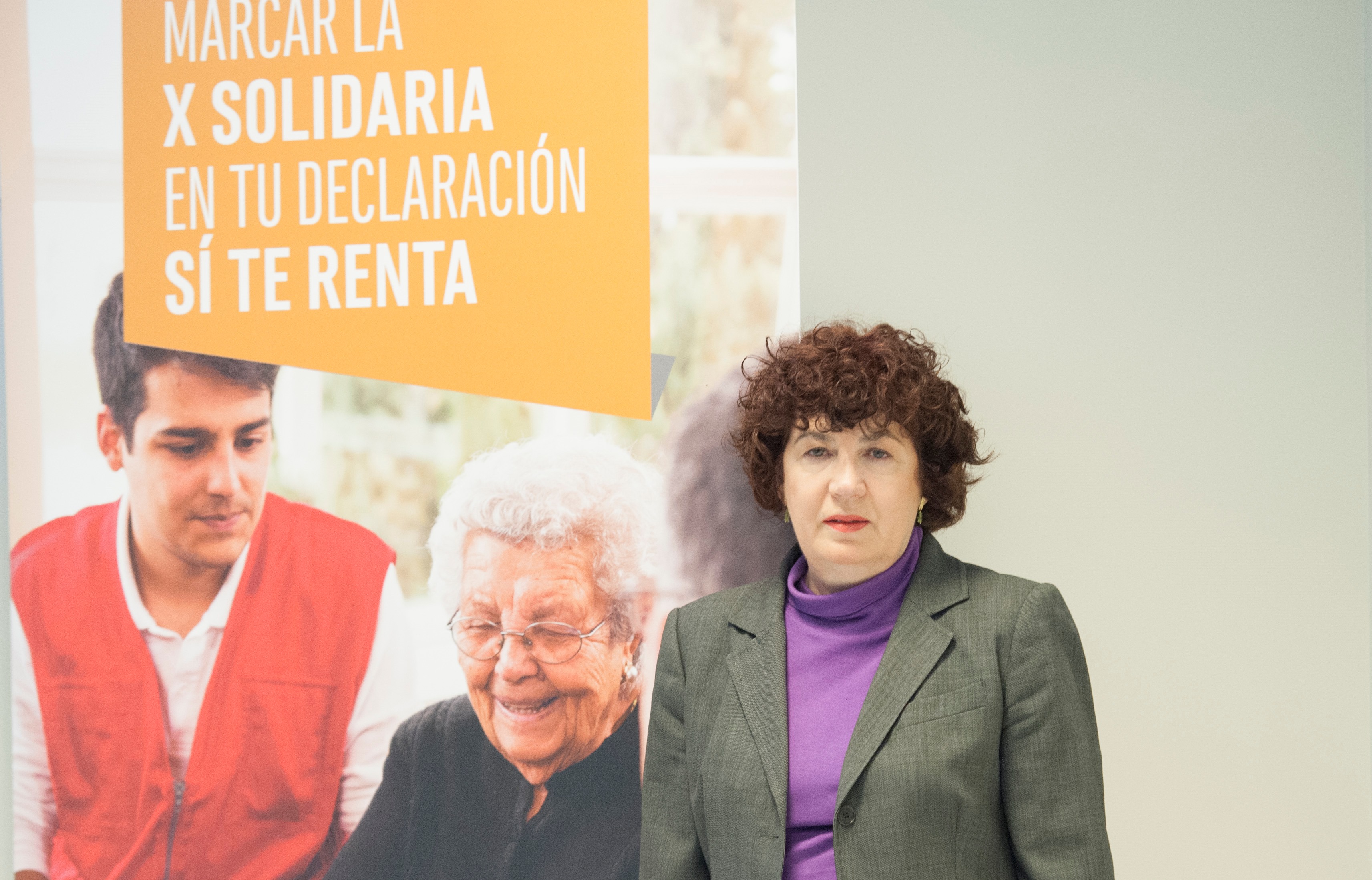 Estrella Rodríguez con un cartel que dice "Marca la x solidaria en tu declaración de la renta"