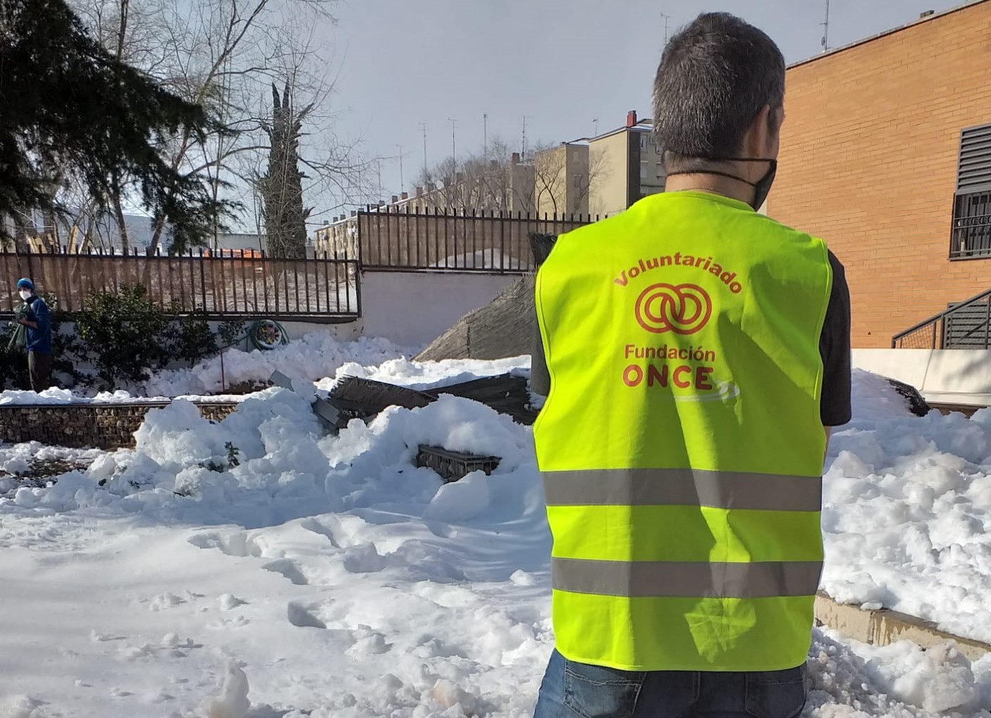 Jesús, con el chaleco de voluntario de Fundación ONCE, en su misión en la nieve