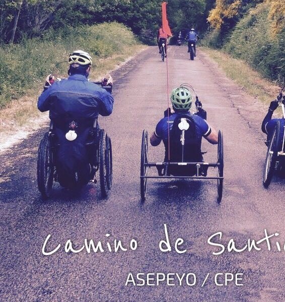 Tres personas en silla de ruedas haciendo el Camino de Santiago