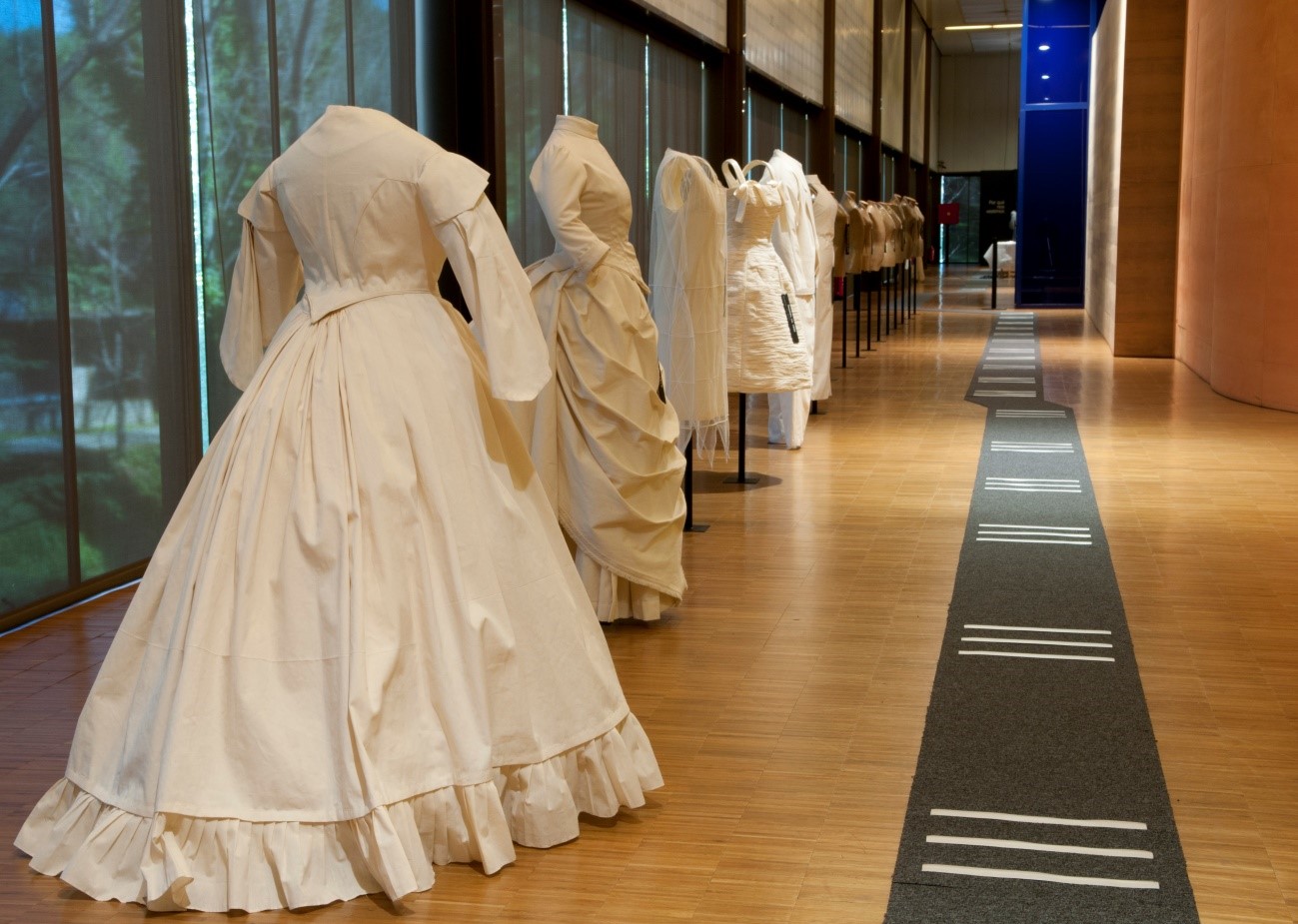 Foto de varios trajes de época puestos en fila, obra de  Francisco Javier Maza