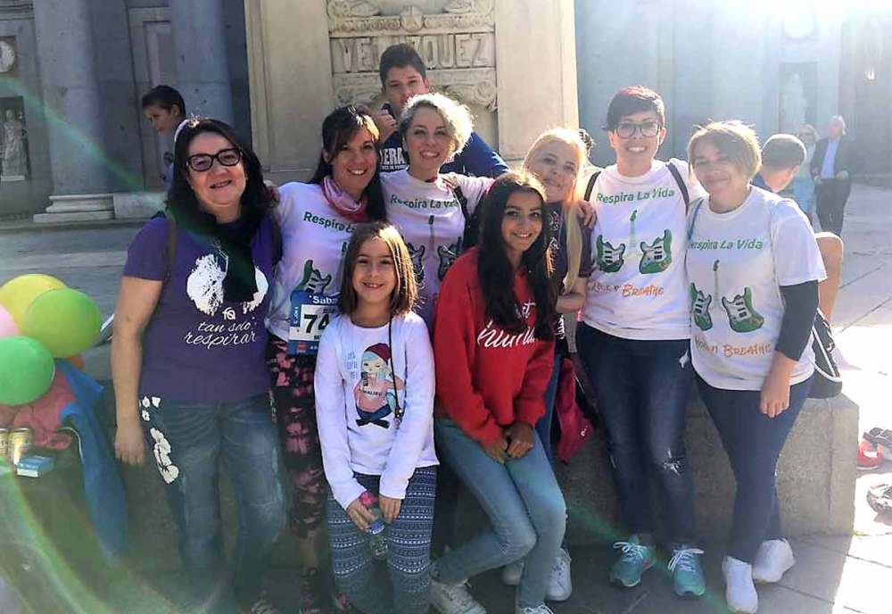 Familiares y afectados por fibrosis quística después de un acto lúdico de concienciación 