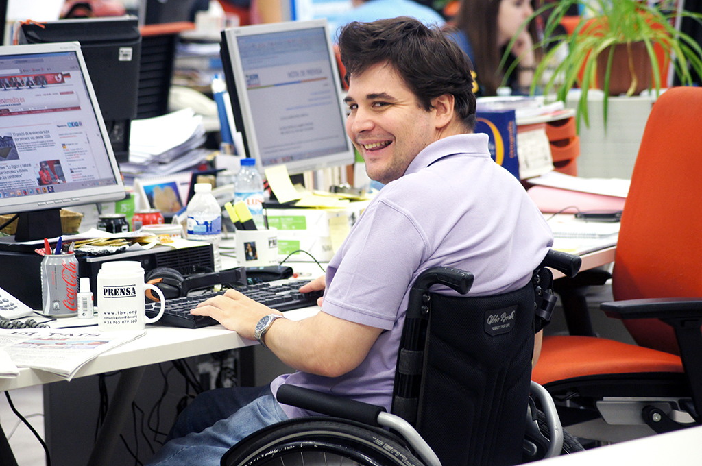 Foto de un trabajador con discapacidad