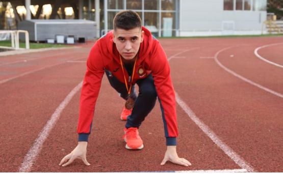 Foto de Gonzalo en posición de salida en una pista de atletismo