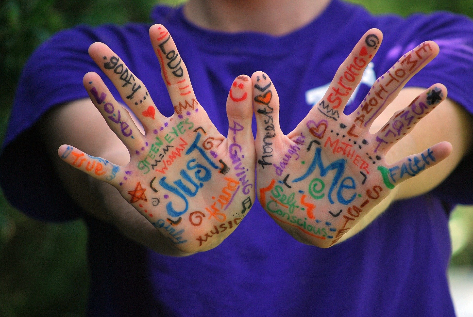 Imagen de dos manos pintadas en las que se lee "Just me"