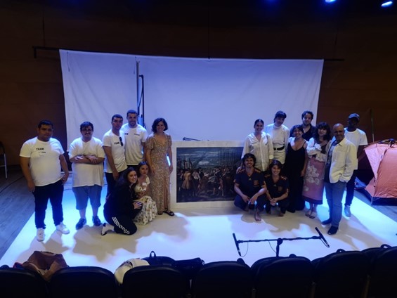Imagen de los alumnos de VerticalPrint con la réplica impresa de 'La rendición de Breda'