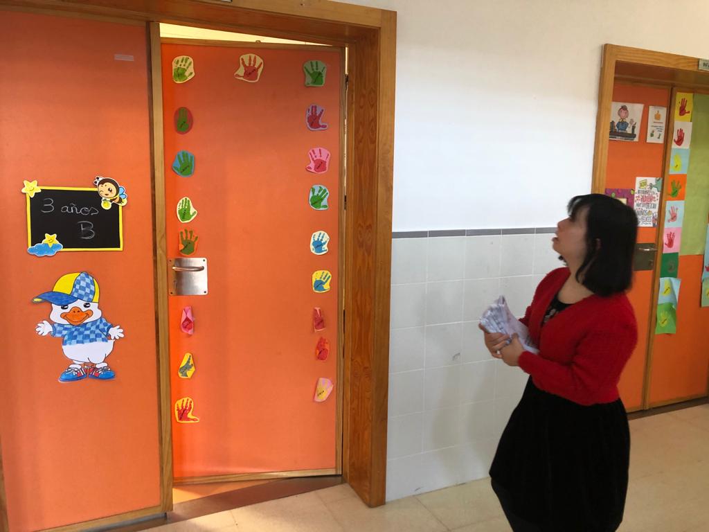 Teresa, ante la puerta de una clase de su cole