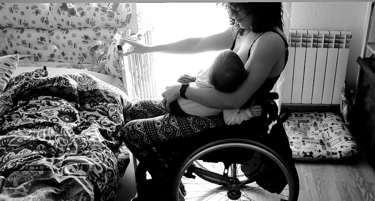 Imagen en blanco y negro de Esther con su hija en brazos 