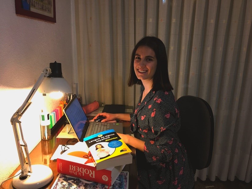 María ante el ordenador