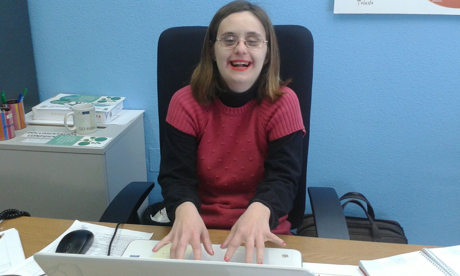 Clara en una mesa de trabajo