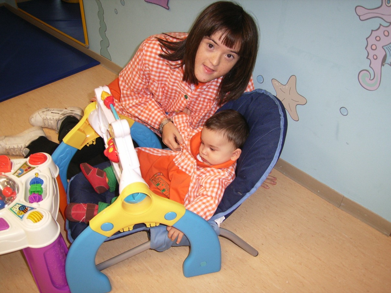 Blanca con un bebé, en su trabajo