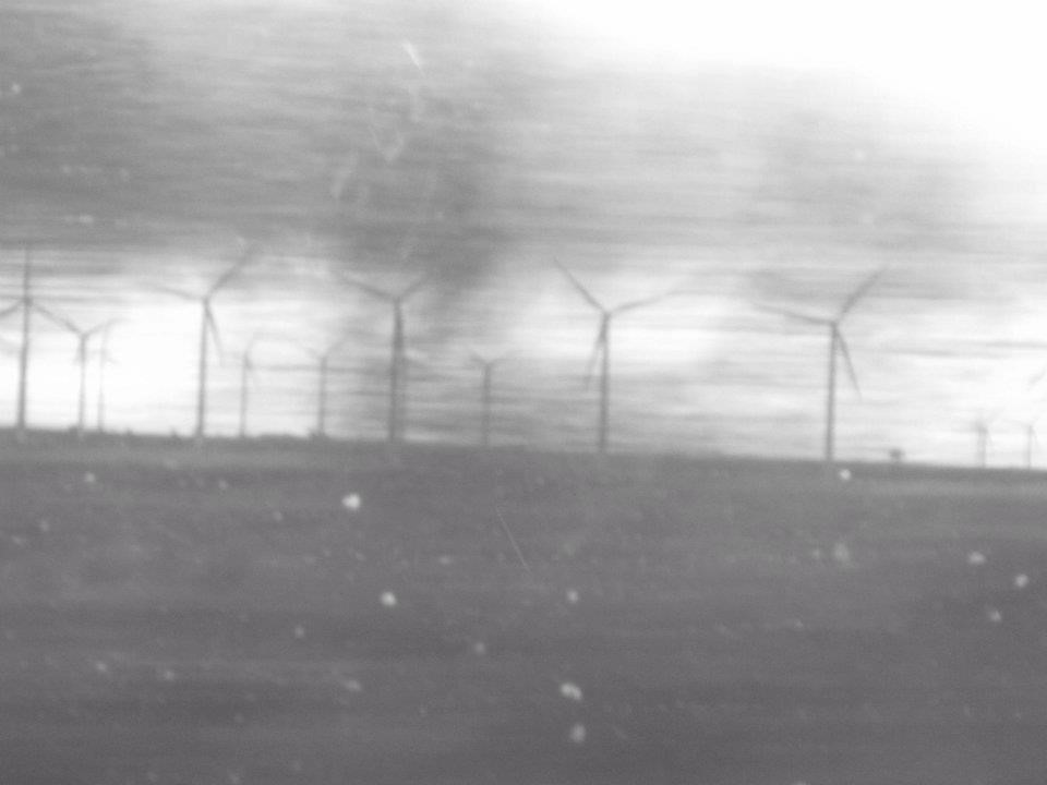 Imagen de unos molinos en blanco y negro con los que Marta quiere visibilizar su lucha contra la EM