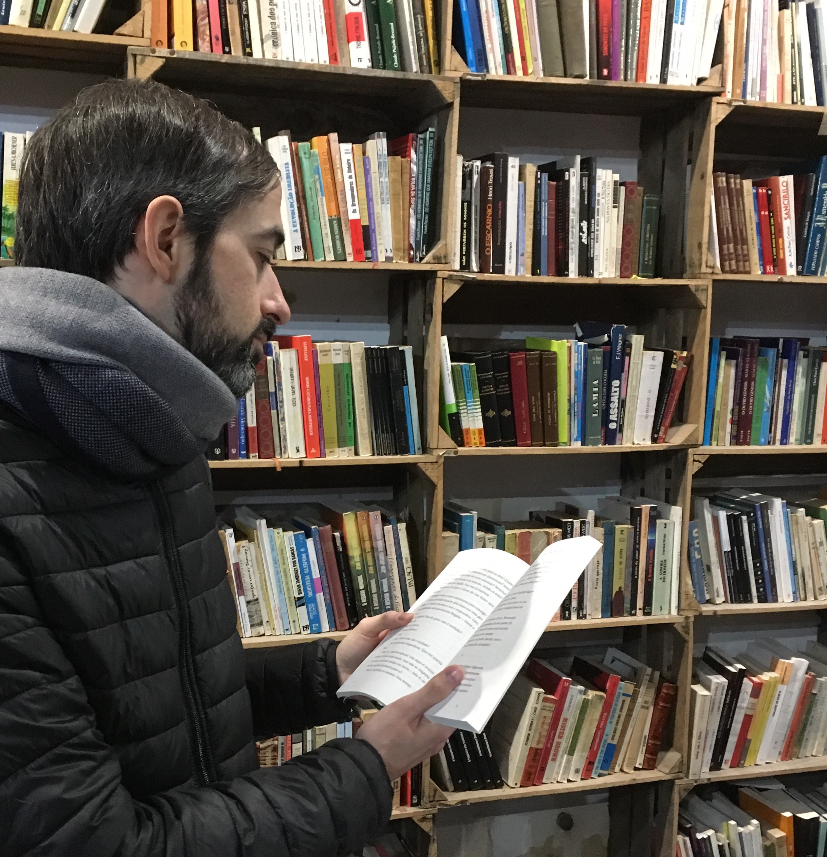 Imagen de Tomás ante un texto en una biblioteca