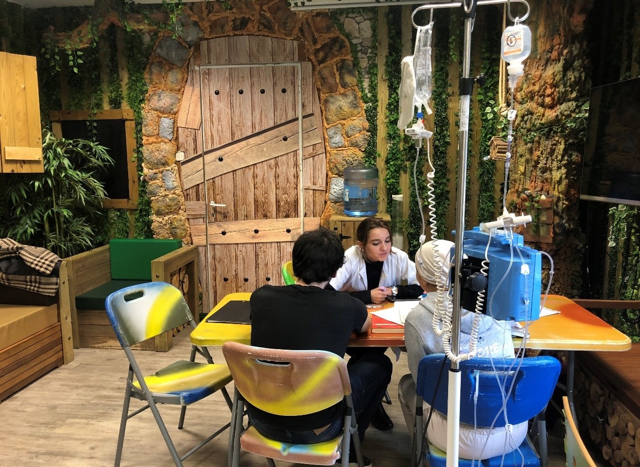 Imagen del interior del colegio del Niño Jesús donde se ve a un alumno y una profesora