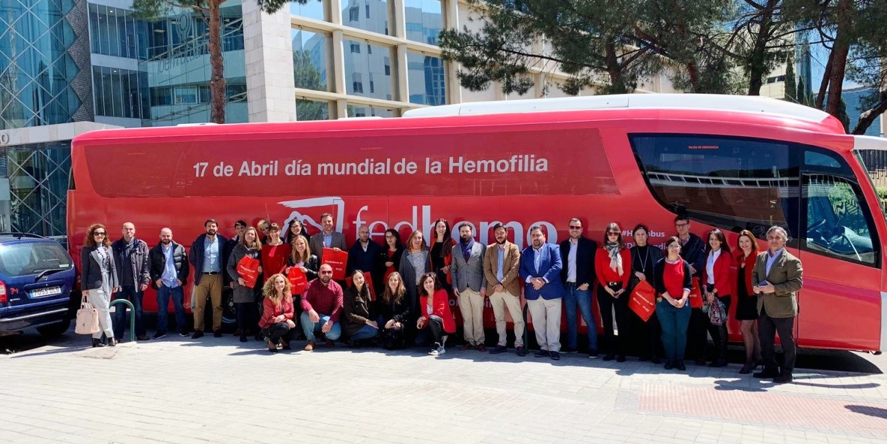 Imagen del autobús de la hemofilia donde aparece una foto de grupo en el costado del vehículo