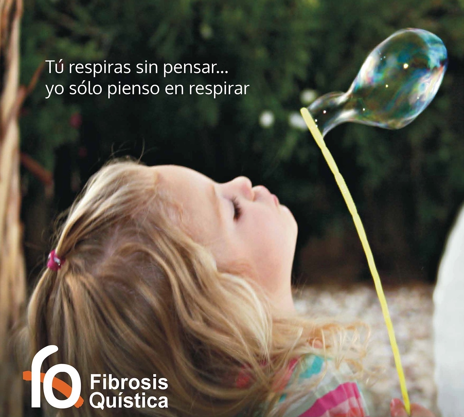 Imagen de una niña ante un globo inflado y la siguiente leyenda: Yo solo pienso en respirar.