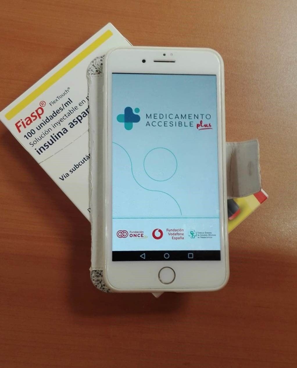  Medicamento Accesible + en pantalla móvil  y  envase del fármaco Fiasp insulina 