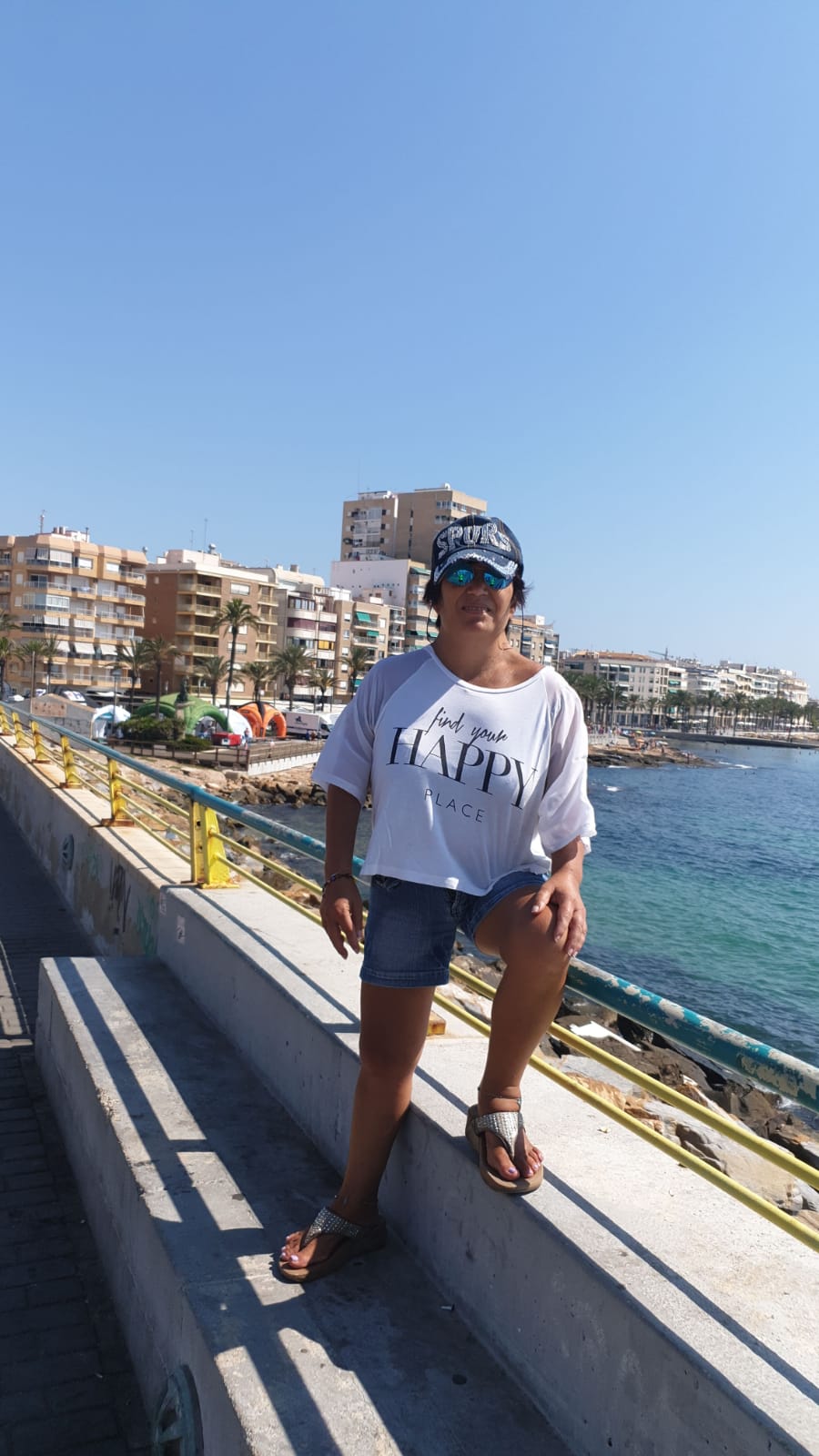 Yolanda con un paisaje marino al fondo