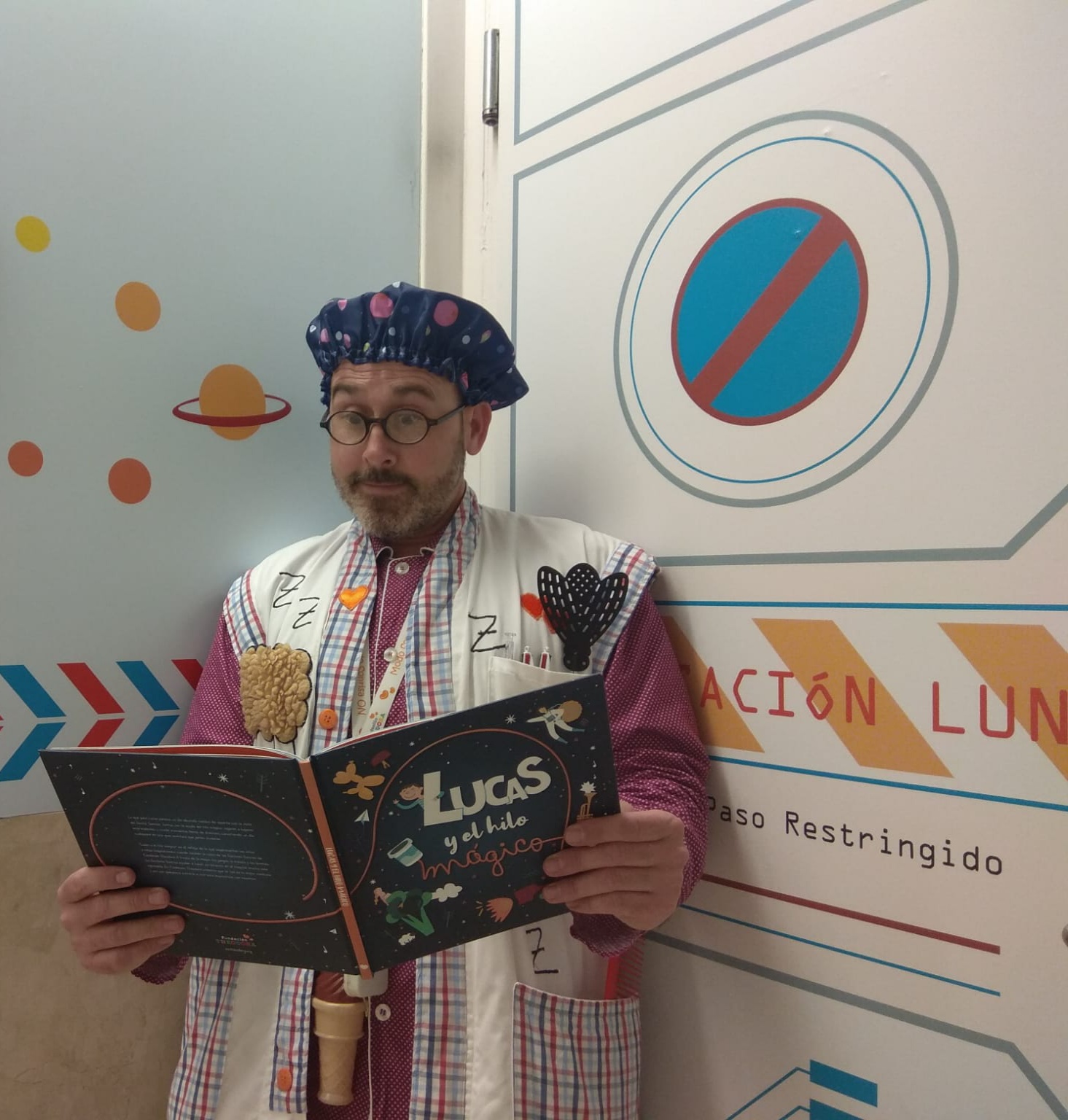 Dr. Picatoste leyendo un cuento en una habitación de hospital