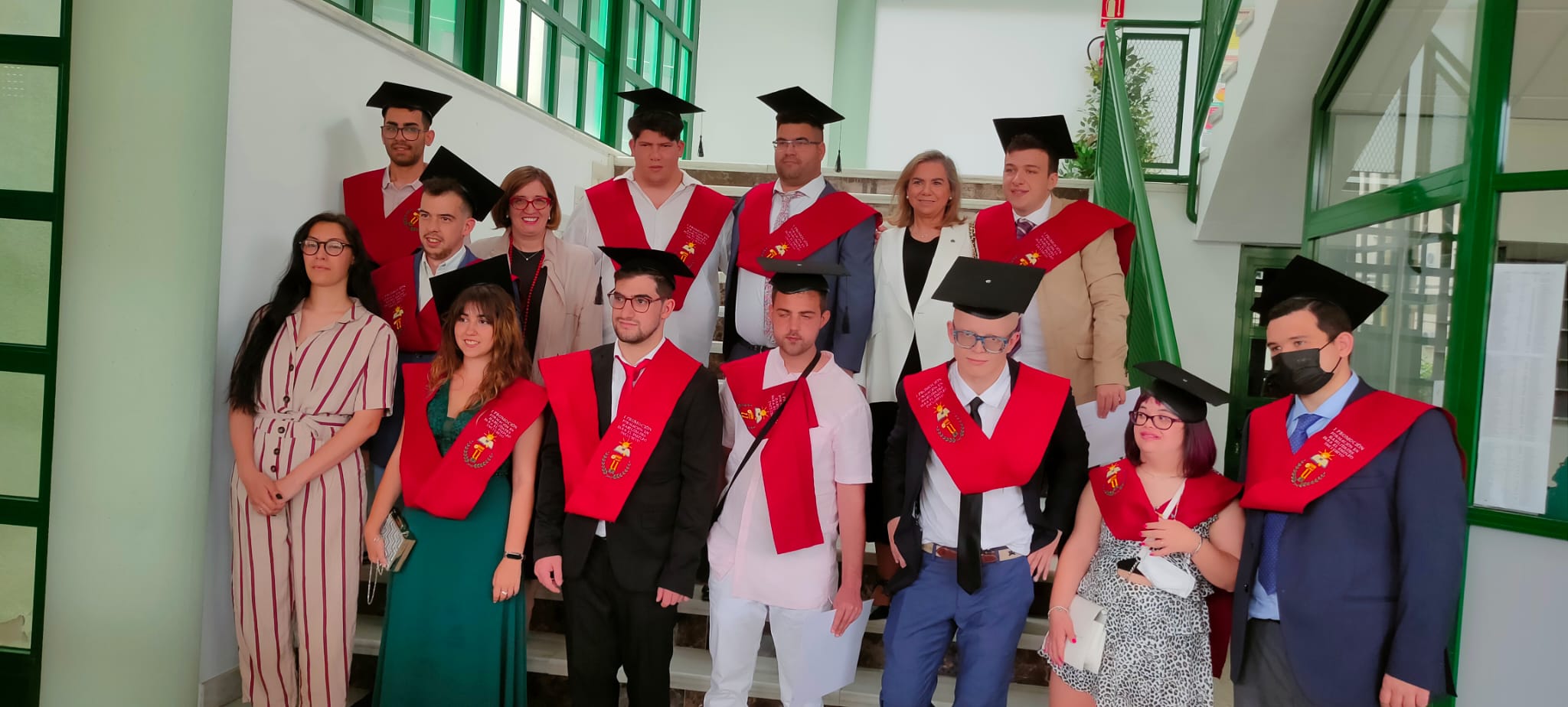 Foto de grupo de alumnos del Programa UniDiversidad de la Universidad de Extremadura tras la graduación del curso 2021-22