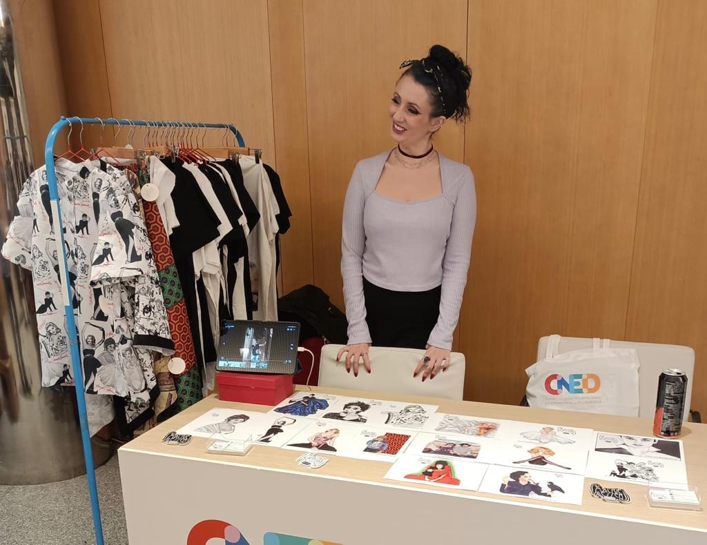 Foto de Macarena en su estand del I Congreso Nacional de Emprendimiento y Discapacidad 