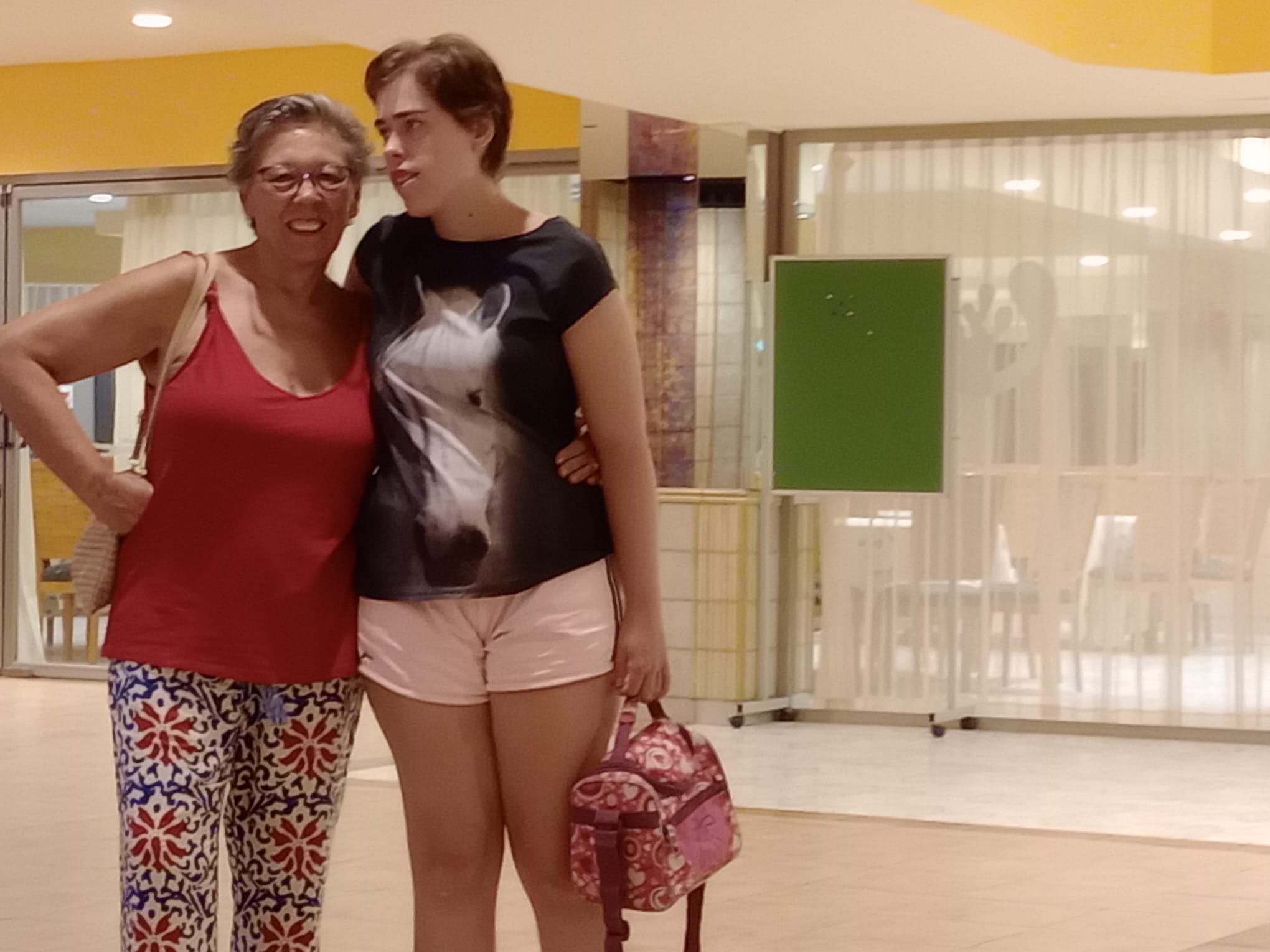 Foto de Ángeles y Sara de pie