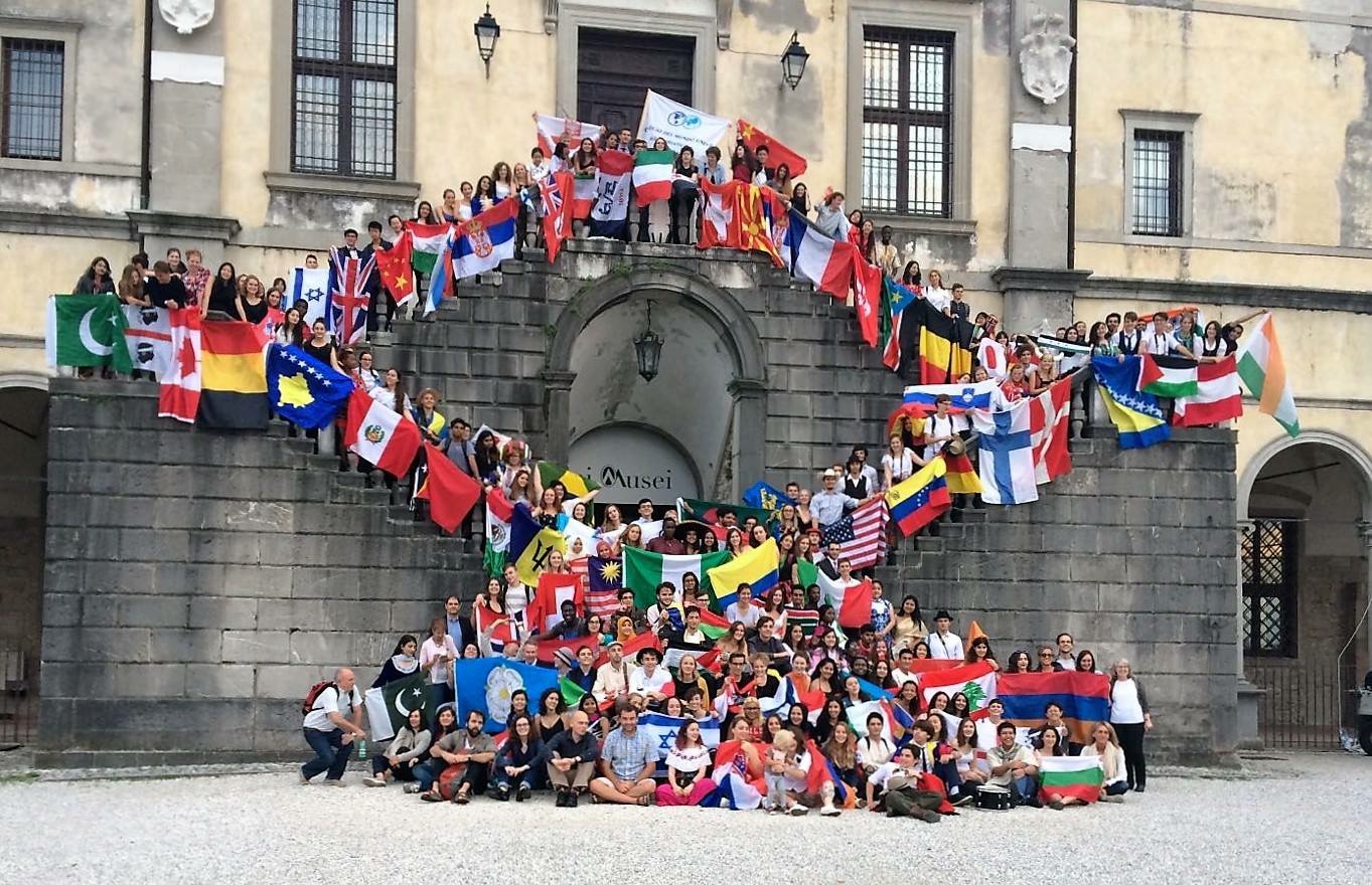 Alumnos de Colegios del Mundo Unido con banderas de diferentes países