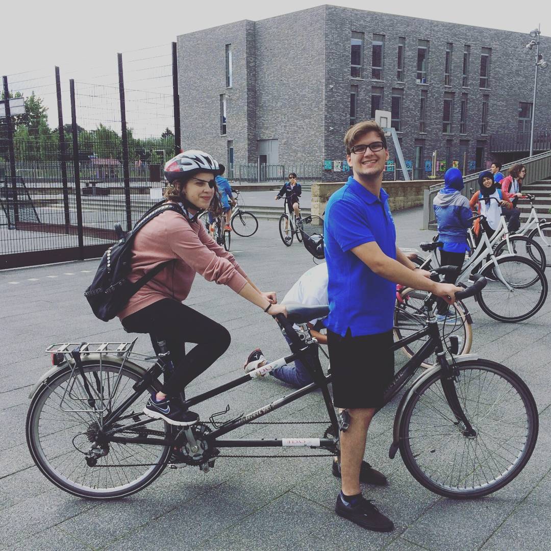 Ana Isabel montando en bicicleta